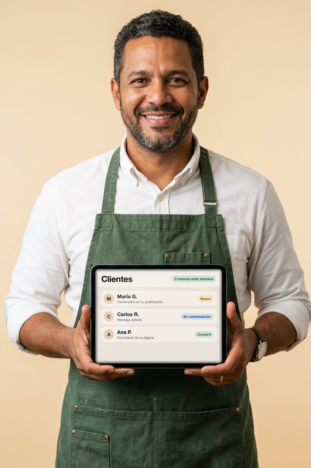 El dueño de un restaurante sonríe y muestra en un iPad su lista de clientes: María, Carlos y Ana, cada uno con de dónde vino y en qué va